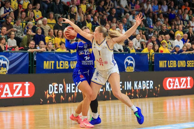October 4, 2026, Basketball, Alba Berlin Women vs. BC Marburg, Women s Basketball Bundesliga (DBBL), Matchday 1, Sömmeringhalle, Berlin; Amelia Hassett (BC Marburg), No. 22 with the ball; Tara Wallack (Alba Berlin Women), No. 01 on defense; Berlin, Germany