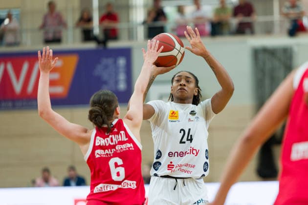 Nicole Brochlitz (Lions), 6, Prencis Harden (Luchse), 24, Halfit Lions vs. TK Hannover Luchse, Women s Basketball, 1st Bundesliga, DBBL, Matchday 1 of the 2026–27 season, April 10, 2026, SWH Arena, Saxony-Anhalt, Germany