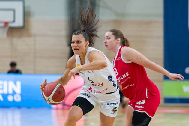 Theresa Simon Luchse, 6, Anna Suckstorff Lions, 8, halfit Lions vs. TK Hannover Luchse, Women s Basketball, 1st Bundesliga, DBBL, Matchday 1 of the 2026–27 season, April 10, 2026, SWH Arena, Saxony-Anhalt, Germany