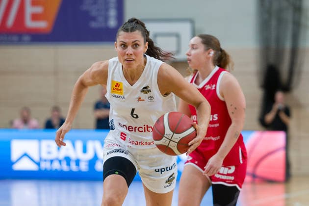 Theresa Simon Luchse, 6, Anna Suckstorff Lions, 8, halfit Lions vs. TK Hannover Luchse, Women s Basketball, 1st Bundesliga, DBBL, Matchday 1 of the 2026–27 season, April 10, 2026, SWH Arena, Saxony-Anhalt, Germany