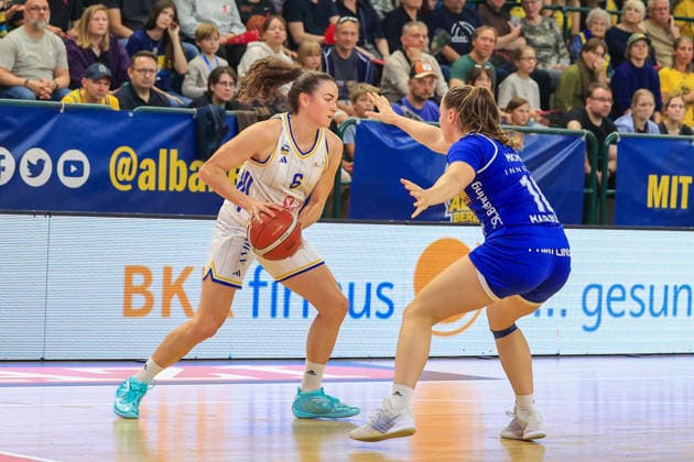 October 4, 2026, Basketball, Alba Berlin Women vs. BC Marburg, Women s Basketball Bundesliga (DBBL), Matchday 1, Sömmeringhalle, Berlin; Tessa Stammberger, Alba Berlin Women, dribbling the ball, Berlin, Germany