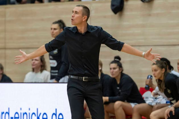 Toyota DBBL 2026 2027 HalFit Lions vs. TK Hannover, Halle Saale, Germany, October 4, 2026. Pictured: Coach Jesper Sundberg of Hannover gesturing, Halle Saale, swh Arena, Saxony-Anhalt, Germany