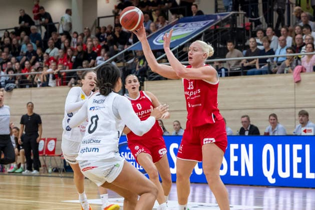 Toyota DBBL 2026–2027: HalFit Lions vs. TK Hannover, Halle Saale, Germany, October 4, 2026. Pictured, from left: Nora Francois (Hannover) and Marta Miscenko (Halle Saale), swh Arena, Saxony-Anhalt, Germany