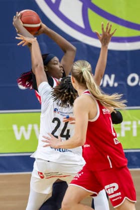 Toyota DBBL 2026–2027 HalFit Lions vs. TK Hannover, Halle an der Saale, Germany, October 4, 2026. Pictured from left: Khalis Cain (Halle), Prencis Harden (Hannover), and Lee Volker (Halle), Halle an der Saale, swh Arena, Saxony-Anhalt, Germany