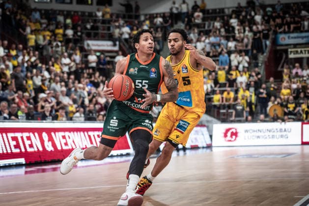 Eli Brooks, VET CONCEPT Gladiators Trier, 55 vs. Ishmael Leggett, MHP RIESEN Ludwigsburg, 05 GER, MHP Riesen Ludwigsburg vs. VET CONCEPT Gladiators Trier, Basketball Bundesliga, easycredit BBL, Matchday 4, 2026–2027 Season, October 4, 2026 GER, MHP Riesen Ludwigsburg vs. VET CONCEPT Gladiators Trier, Basketball Bundesliga, easycredit BBL, Matchday 4, 2026–2027 season, October 4, 2026 Ludwigsburg Copyright: xSandyxDinkelackerx EP_SDR