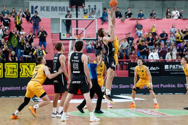 Jarne Juergens, Nuremberg Falcons, 21, and Creighton Bryan William Morisch, Tübingen Tigers, 24, GER, Tübingen Tigers vs. Nuremberg Falcons, Basketball, ProA, Matchday 3, 2026–2027 Season, October 4, 2026, GER, Tigers Tübingen vs. Nuremberg Falcons, Basketball, ProA, Matchday 3, 2026–2027 season, October 4, 2026, Tigers Tübingen Copyright: xEibner-Pressefoto KirstenxJaegerx