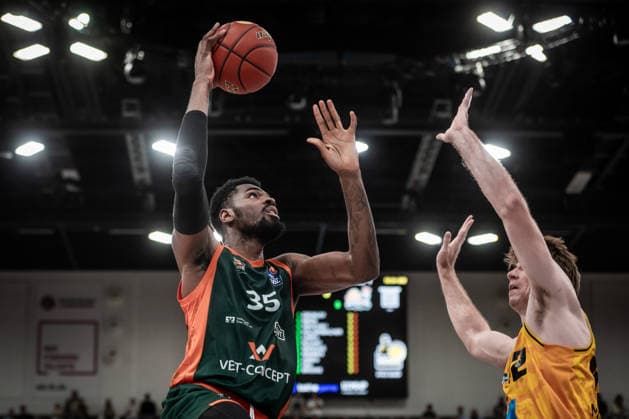 Ejiofor Onu, VET CONCEPT Gladiators Trier, 35 vs. Thomas Rutherford, MHP RIESEN Ludwigsburg, 42 GER, MHP Riesen Ludwigsburg vs. VET CONCEPT Gladiators Trier, Basketball Bundesliga, easycredit BBL, Matchday 4, 2026–2027 season, October 4, 2026 GER, MHP Riesen Ludwigsburg vs. VET CONCEPT Gladiators Trier, Basketball Bundesliga, easycredit BBL, Matchday 4, 2026–2027 season, October 4, 2026 Ludwigsburg Copyright: xSandyxDinkelackerx EP_SDR