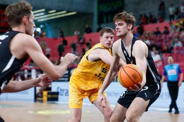 Creighton Bryan William Morisch, Tübingen Tigers, 24; Jarne Juergens, Nuremberg Falcons, 21; GER; Tübingen Tigers vs. Nuremberg Falcons, Basketball, ProA, Matchday 3, 2026–2027 Season, October 4, 2026, GER, Tigers Tübingen vs. Nuremberg Falcons, Basketball, ProA, Matchday 3, 2026–2027 Season, October 4, 2026, Tigers Tübingen Copyright: xEibner-Pressefoto KirstenxJaegerx