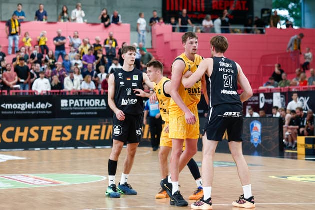 Creighton Bryan William Morisch, Tübingen Tigers, 24, and Jarne Juergens, Nuremberg Falcons, 21, GER, Tübingen Tigers vs. Nuremberg Falcons, Basketball, ProA, Matchday 3, 2026–2027 Season, October 4, 2026, GER, Tigers Tübingen vs. Nuremberg Falcons, Basketball, ProA, Matchday 3, 2026–2027 season, October 4, 2026, Tigers Tübingen Copyright: xEibner-Pressefoto KirstenxJaegerx