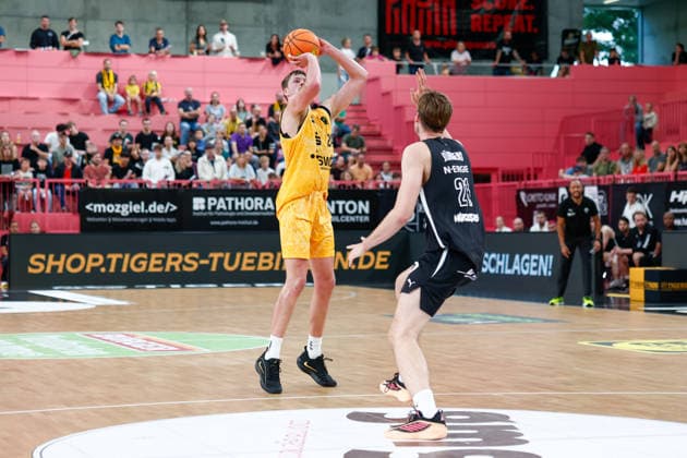 Creighton Bryan William Morisch, Tübingen Tigers, 24, and Jarne Juergens, Nuremberg Falcons, 21, GER, Tübingen Tigers vs. Nuremberg Falcons, Basketball, ProA, Matchday 3, 2026–2027 Season, October 4, 2026, GER, Tigers Tübingen vs. Nuremberg Falcons, Basketball, ProA, Matchday 3, 2026–2027 season, October 4, 2026, Tigers Tübingen Copyright: xEibner-Pressefoto KirstenxJaegerx