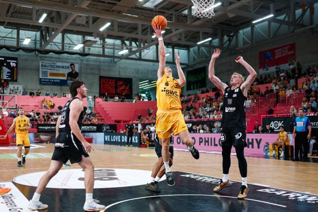 Aiden Warnholtz, Tigers Tübingen, 03, and Ty Allred, Nuremberg Falcons, 10, GER, Tigers Tübingen vs. Nuremberg Falcons, Basketball, ProA, Matchday 3, 2026–2027 Season, October 4, 2026, GER, Tigers Tübingen vs. Nuremberg Falcons, Basketball, ProA, Matchday 3, 2026–2027 Season, October 4, 2026, Tigers Tübingen Copyright: xEibner-Pressefoto KirstenxJaegerx