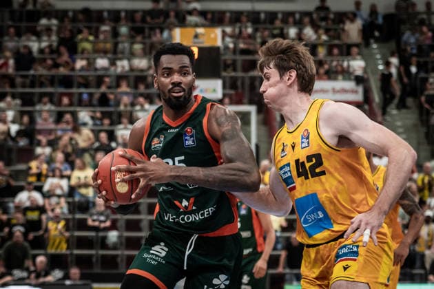 Ejiofor Onu, VET CONCEPT Gladiators Trier, 35 vs. Thomas Rutherford, MHP RIESEN Ludwigsburg, 42 GER, MHP Riesen Ludwigsburg vs. VET CONCEPT Gladiators Trier, Basketball Bundesliga, easycredit BBL, Matchday 4, 2026–2027 season, October 4, 2026 GER, MHP Riesen Ludwigsburg vs. VET CONCEPT Gladiators Trier, Basketball Bundesliga, easycredit BBL, Matchday 4, 2026–2027 season, October 4, 2026 Ludwigsburg Copyright: xSandyxDinkelackerx EP_SDR