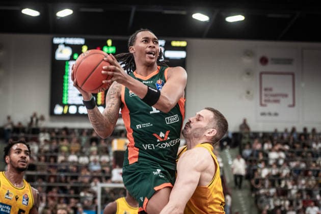 Austin Crowley of the VET CONCEPT Gladiators Trier (No. 01) prevails over Jonas Wohlfarth Bottermann of the MHP RIESEN Ludwigsburg (No. 18), GER, MHP Riesen Ludwigsburg vs. VET CONCEPT Gladiators Trier, Basketball Bundesliga, easycredit BBL, Matchday 4, 2026–2027 season, October 4, 2026, GER, MHP Riesen Ludwigsburg vs. VET CONCEPT Gladiators Trier, Basketball Bundesliga, easycredit BBL, Matchday 4, 2026–2027 season, October 4, 2026, Ludwigsburg Copyright: xSandyxDinkelackerx EP_SDR