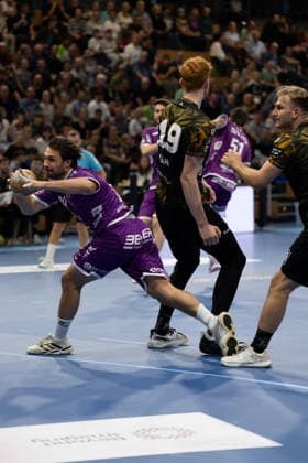 Pictured: Vit Reichel, 19, of Hüttenberg on the attack on October 4, 2026; HC Elbflorenz 2006 vs. TV 05 07 Hüttenberg, Handball Bundesliga 2, Matchday 6, Germany, Dresden, BallsportArena Dresden Copyright: HMBxMedia xEtiennexSchlick