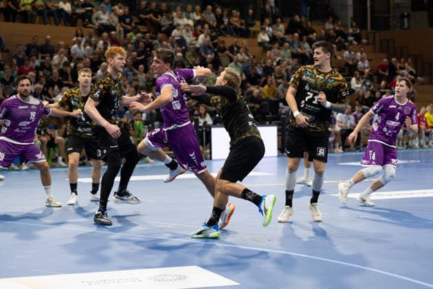 Pictured: TV 05 07 HÜTTENBERG on the attack, April 10, 2026; HC Elbflorenz 2006 vs. TV 05 07 Hüttenberg, Handball Bundesliga 2, Matchday 6, Germany, Dresden, BallsportArena Dresden Copyright: HMBxMedia xEtiennexSchlick