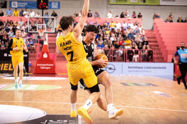 Tigers Tübingen vs. Nuremberg Falcons, Men s, 2nd Bundesliga, Barmer 2 Basketball Bundesliga, Pro A, Matchday 3, 2026–2027 Season, October 4, 2026: Nate Heise of the Nuremberg Falcons, No. 33, commits an offensive foul against Lars Kamp of the Tübingen Tigers, 07