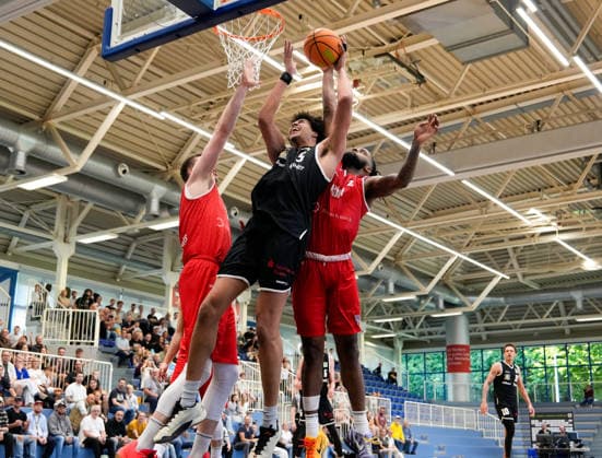 Benjamin Uzoma (ETB Miners Essen, No. 5) battles Kris Monroe (RheinStars Cologne, No. 2) under the basket, GER, ETB Miners Essen vs. RheinStars Cologne, Barmer 2 Basketball Bundesliga, ProA, Matchday 3, 2026–27 Season, Sporthalle am Hallo, Essen, October 4, 2026 ETB Miners Essen vs. RheinStars Cologne, ProA, Matchday 3, 2026–27 season, October 4, 2026 Essen Copyright: xEibner-Pressefoto ScottxColemanx EP_SCN