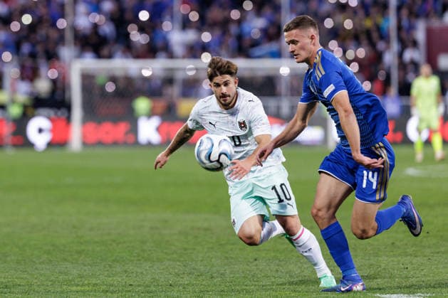 SOCCER - NL, KOS vs AUT PRISTINA,KOSOVO,04.OCT.26 - SOCCER - UEFA Nations League, OEFB international match, Länderspiel, Nationalmannschaft Kosovo vs Austria. Image shows Romano Schmid (AUT) and Baton Zabergja (KOS).  GEPAxpictures xArminxRauthner
