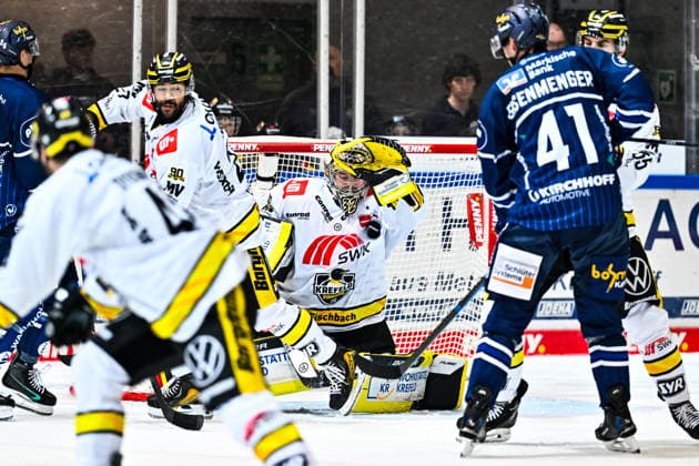 Juha Jatkola of the Krefeld Pinguine, 32, blocks the puck in front of Maximilian Eisenmenger of the Iserlohn Roosters, 41, GER, Iserlohn Roosters vs. Krefeld Pinguine, ice hockey, Penny DEL, Matchday 6, 2026–2027 season, October 4, 2026, GER, Iserlohn Roosters vs. Krefeld Pinguine, Ice Hockey, Penny DEL, Matchday 6, 2026–2027 season, October 4, 2026, Iserlohn Copyright: xJonasxBrockmann Eibner-Pressefotox EP_JBN