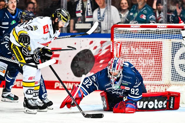 Andreas Andy Jenike of the Iserlohn Roosters, 92, blocks the puck in front of Davis Vandane of the Krefeld Pinguine, 55, GER, Iserlohn Roosters vs. Krefeld Pinguine, Ice Hockey, Penny DEL, Matchday 6, 2026–2027 season, October 4, 2026, GER, Iserlohn Roosters vs. Krefeld Pinguine, Ice Hockey, Penny DEL, Matchday 6, 2026–2027 season, October 4, 2026, Iserlohn Copyright: xJonasxBrockmann Eibner-Pressefotox EP_JBN
