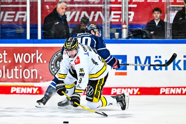 Marcel Mueller, Krefeld Pinguine; 9 Tyler Boland, Iserlohn Roosters; 10, GER, Iserlohn Roosters vs. Krefeld Pinguine, Ice Hockey, Penny DEL, Matchday 6, 2026–2027 Season, October 4, 2026, GER, Iserlohn Roosters vs. Krefeld Pinguine, Ice Hockey, Penny DEL, Matchday 6, 2026–2027 Season, October 4, 2026, Iserlohn Copyright: xJonasxBrockmann Eibner-Pressefotox EP_JBN