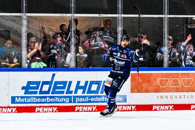 Goal celebration, cheers, joy from goal scorer Colin Ugbekile, Iserlohn Roosters, 79, GER, Iserlohn Roosters vs. Krefeld Pinguine, ice hockey, Penny DEL, Matchday 6, 2026–2027 season, October 4, 2026, GER, Iserlohn Roosters vs. Krefeld Pinguine, Ice Hockey, Penny DEL, Matchday 6, 2026–2027 Season, October 4, 2026, Iserlohn Copyright: xJonasxBrockmann Eibner-Pressefotox EP_JBN