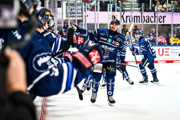 Goal celebration, cheers, joy from goal scorer Colin Ugbekile of the Iserlohn Roosters, 79 Peter Quennville of the Iserlohn Roosters, 89 Robin Norell of the Iserlohn Roosters, 56 Cole Maier of the Iserlohn Roosters, 14, GER, Iserlohn Roosters vs. Krefeld Pinguine, ice hockey, Penny DEL, Matchday 6, 2026–2027 season, October 4, 2026, GER, Iserlohn Roosters vs. Krefeld Pinguine, Ice Hockey, Penny DEL, Matchday 6, 2026–2027 Season, October 4, 2026 Iserlohn Copyright: xJonasxBrockmann Eibner-Pressefotox EP_JBN