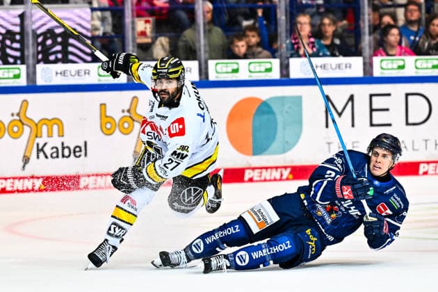 C. J. Suess, Krefeld Pinguine, 27; Dennis Lobach, Iserlohn Roosters, 26, GER, Iserlohn Roosters vs. Krefeld Pinguine, ice hockey, Penny DEL, Matchday 6, 2026–2027 season, October 4, 2026, GER, Iserlohn Roosters vs. Krefeld Pinguine, Ice Hockey, Penny DEL, Matchday 6, 2026–2027 Season, October 4, 2026, Iserlohn Copyright: xJonasxBrockmann Eibner-Pressefotox EP_JBN