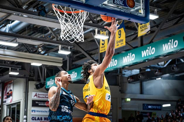 easyCredit BBL Phoenix Hagen vs. SKYLINERS Frankfurt, Hagen, October 4, 2026, Ischelandhalle, Hagen: Trenton Gibson (33), Phoenix Hagen, SG, on a layup against Judah Mintz (10), SKYLINERS, SG; easyCredit BBL Phoenix Hagen vs. SKYLINERS Frankfurt, Hagen, October 4, 2026, Ischelandhalle, Hagen Copyright: xBEAUTIFULxSPORTS Piepenstockx
