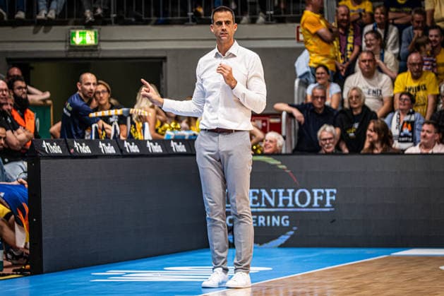 easyCredit BBL Phoenix Hagen vs. SKYLINERS Frankfurt, Hagen, October 4, 2026, Ischelandhalle Hagen Chris Harris, Phoenix Hagen Coach, easyCredit BBL Phoenix Hagen vs. SKYLINERS Frankfurt, Hagen, October 4, 2026, Ischelandhalle Hagen Copyright: xBEAUTIFULxSPORTS Piepenstockx