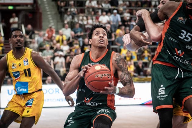 Eli Brooks, VET CONCEPT Gladiators Trier, 55, followed by Darius Perry, MHP RIESEN Ludwigsburg, 11 GER, MHP Riesen Ludwigsburg vs. VET CONCEPT Gladiators Trier, Basketball Bundesliga, easycredit BBL, Matchday 4, 2026–2027 season, October 4, 2026, GER, MHP Riesen Ludwigsburg vs. VET CONCEPT Gladiators Trier, Basketball Bundesliga, easycredit BBL, Matchday 4, 2026–2027 season, October 4, 2026, Ludwigsburg Copyright: xSandyxDinkelackerx EP_SDR