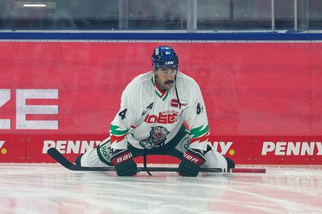 Trevor Parkes, No. 84 of the Augsburg Panthers, stretching; EHC Red Bull Munich vs. Augsburg Panthers, Matchday 6, Ice Hockey, Penny DEL, October 3, 2026, Munich, Bavaria, Germany Copyright: xkolbert-press ChristianxKolbertx