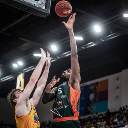 Ejiofor Onu, VET CONCEPT Gladiators Trier, 35 vs. Thomas Rutherford, MHP RIESEN Ludwigsburg, 42 GER, MHP Riesen Ludwigsburg vs. VET CONCEPT Gladiators Trier, Basketball Bundesliga, easycredit BBL, Matchday 4, 2026–2027 Season, October 4, 2026 GER, MHP Riesen Ludwigsburg vs. VET CONCEPT Gladiators Trier, Basketball Bundesliga, easycredit BBL, Matchday 4, 2026–2027 season, October 4, 2026 Ludwigsburg Copyright: xSandyxDinkelackerx EP_SDR