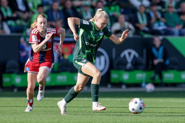 From left: Carla Morich (Hamburger SV, HSV), 10, and Anny Kerim Lindland (VfL Wolfsburg), 38, with the ball; single frame, full-body shot, action, game scene, DFB REGULATIONS PROHIBIT ANY USE OF PHOTOGRAPHS AS SEQUENCE IMAGES AND OR VIDEO-LIKE PHOTO SERIES DFB REGULATIONS PROHIBIT ANY USE OF PHOTOGRAPHS AS IMAGE SEQUENCES AND OR QUASI-VIDEO, October 4, 2026, Wolfsburg, Germany, Soccer, Google Pixel Women’s Bundesliga, VfL Wolfsburg vs. Hamburger SV xobx