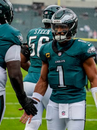 October 4, 2026, Philadelphia, Pa, USA: Oct 4, 2026; Philadelphia, PA, USA; Philadelphia Eagles quarterback Jalen Hurts (1) greets his teammates as they come onto the field at Lincoln Financial Field. Mandatory Credit: -Cal Media Philadelphia USA - ZUMAcs17 20261004_faf_cs17_143 Copyright: xScottxSeriox