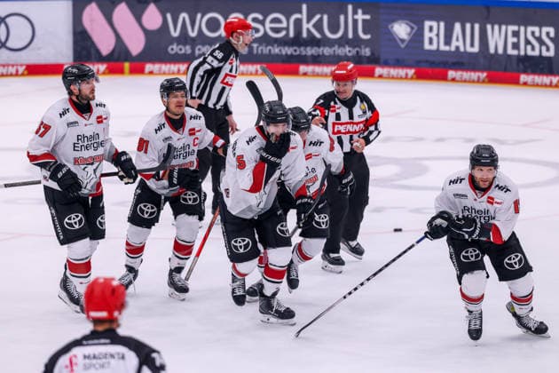 Ingolstadt, Germany, October 4, 2026 PENNY DEL 2026–2027, Game 6: ERC Ingolstadt vs. Kölner Haie. Pictured in the huddle: goal scorer Frederik Storm of KEC celebrates the goal that made the score 1–3 with his teammates, Copyright: xFotostandx xSchäferx