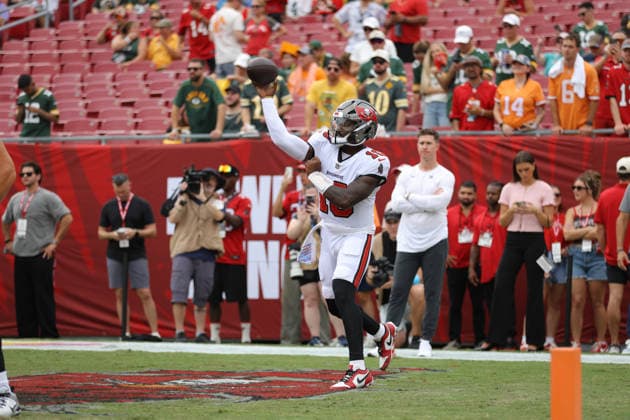 Oct 4, 2026; Tampa, FL, USA; Tampa Bay Buccaneers quarterback Jalon Daniels (10) warms up before his first career start in the NFL, American Football Herren, USA game between the Green Bay Packers and Tampa Bay Buccaneers at Raymond James Stadium. Mandatory Credit: Taylor McFee-Cal Media NFL 2026: Packers Vs Buccaneers OCT 04  - ZUMAc04_ 20261004_zma_c04_013 Copyright: xTaylorxMcfeex