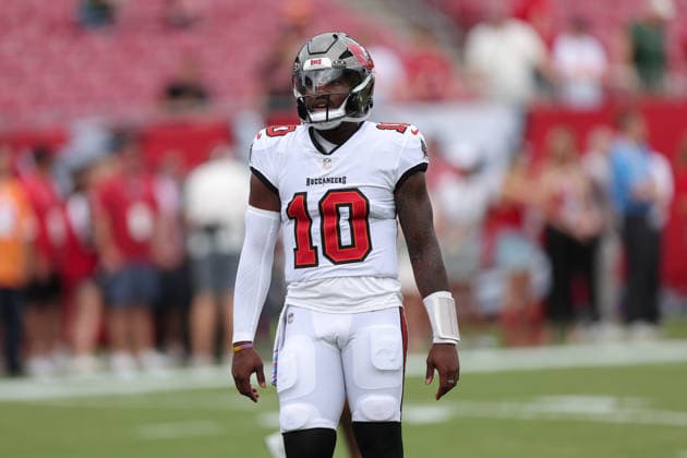 Oct 4, 2026; Tampa, FL, USA; Tampa Bay Buccaneers quarterback Jalon Daniels (10) looks on before his first career start in the NFL, American Football Herren, USA game between the Green Bay Packers and Tampa Bay Buccaneers at Raymond James Stadium. Mandatory Credit: Taylor McFee-Cal Media Tampa USA - ZUMAc04_ 20261004_zma_c04_006 Copyright: xTaylorxMcfeex