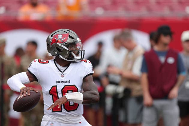 Oct 4, 2026; Tampa, FL, USA; Tampa Bay Buccaneers quarterback Jalon Daniels (10) warms up before his first career start in the NFL, American Football Herren, USA game between the Green Bay Packers and Tampa Bay Buccaneers at Raymond James Stadium. Mandatory Credit: Taylor McFee-Cal Media Tampa USA - ZUMAc04_ 20261004_zma_c04_007 Copyright: xTaylorxMcfeex