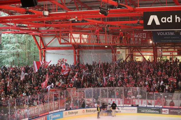 Sahnpark Crimmitschau October 4, 2026 2026–27 Season Ice Hockey 2nd Bundesliga Regular Season Game 6 Saxony Ice Arena Saxony Derby Eispiraten Eispiraten Lausitzer Füchse The paper streamers are taken down from the ceiling using a bridge Crimmitschau, Saxony, Germany