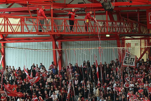Sahnpark Crimmitschau October 4, 2026 2026–27 Season Ice Hockey 2nd Bundesliga Regular Season Game 6 Saxony Ice Arena Saxony Derby Eispiraten Eispiraten Lausitzer Füchse The paper streamers are taken down from the ceiling using a bridge Crimmitschau, Saxony, Germany