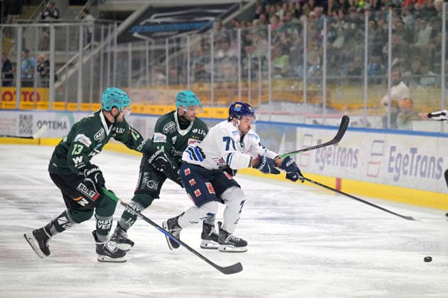 Tristan Keck (EC Kassel Huskies), No. 71, battles for the puck against Lois Spitzner (Bietigheim Steelers), No. 13, and Benjamin Zientek (Bietigheim Steelers), No. 14. Bietigheim Steelers vs. EC Kassel Huskies, ice hockey, DEL 2, Game 6 of the regular season, 2026–2027 season, October 4, 2026 Bietigheim Steelers vs. EC Kassel Huskies, ice hockey, DEL 2, Game 6 of the regular season, 2026–2027 season, October 4, 2026, Bietigheim Copyright: xEibner-Pressefotox EP_TBR