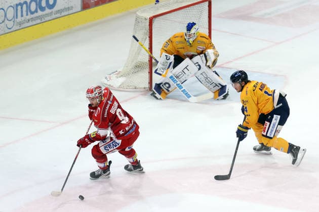 Sahnpark Crimmitschau October 4, 2026 2026–27 Season Ice Hockey 2nd Bundesliga Regular Season Game 6 Saxony Ice Arena Saxony Derby Eispiraten Eispiraten Lausitzer Füchse Nikolas Biggins EPC (red) Louis Anders Füchse (yellow) Anthony Morrone Foxes Goalie Crimmitschau Saxony Germany