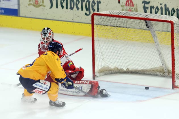 Sahnpark Crimmitschau, October 4, 2026; 2026–27 Season; Ice Hockey; 2nd Bundesliga; Regular Season; Game 6; Saxony Artificial Ice Arena; Saxony Derby; Eispiraten vs. Lausitzer Füchse; Adam Brady; The yellow-clad Füchse are stopped here by Kevin Reich; EPC Goalie, Crimmitschau, Saxony, Germany