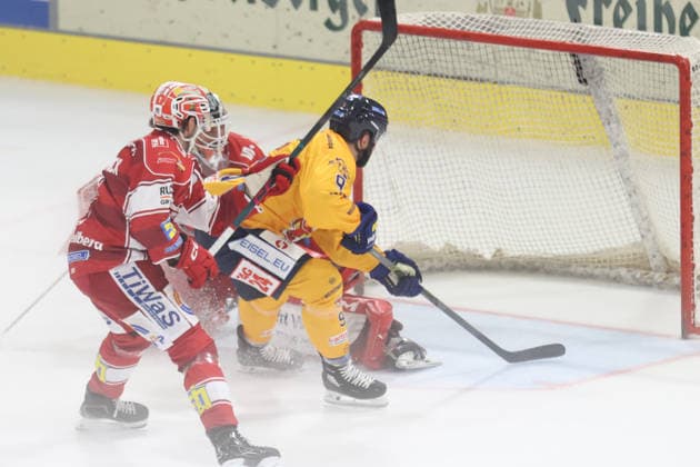 Sahnpark Crimmitschau, October 4, 2026; 2026–27 Season; Ice Hockey; 2nd Bundesliga; Regular Season; Game 6; Saxony Artificial Ice Arena; Saxony Derby; Eispiraten vs. Lausitzer Füchse; Adam Brady; The yellow-clad Füchse are stopped here by Kevin Reich; EPC Goalie, Crimmitschau, Saxony, Germany