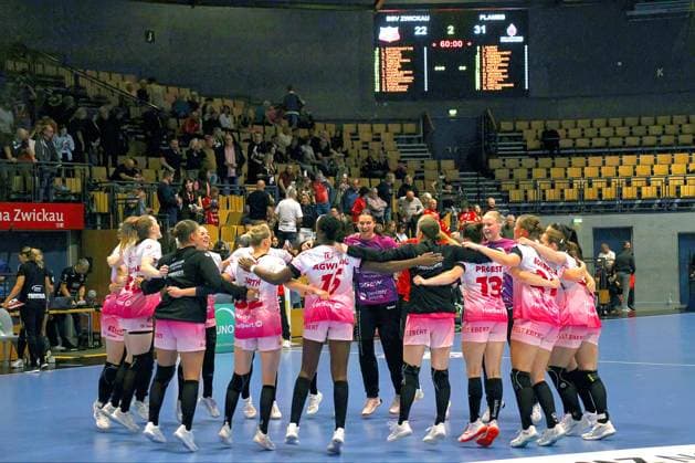 Celebrations among the Flames after the game: Women s Handball DHB Cup 2026–27, BSV Sachsen Zwickau 27, HSG Bensheim Auerbach Flames 22–31, on October 4, 2026, BSV Sachsen Zwickau Flames