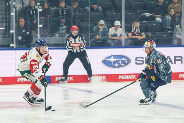 One-on-one, action, featuring Jimmy Lambert 23 of the Augsburger Panther and Maximilian Kastner 93 of EHC Red Bull Munich, EHC Red Bull Munich vs. Augsburger Panther, Matchday 6, Ice Hockey, Penny DEL, October 3, 2026, Munich, Bavaria, Germany Copyright: xkolbert-press ChristianxKolbertx