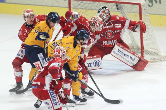 Sahnpark Crimmitschau, October 4, 2026; 2026–27 Season; Ice Hockey; 2nd Bundesliga; Regular Season; Game 6; Saxony Ice Arena; Saxony Derby; Eispiraten vs. Lausitzer Füchse; Nik scores in a tight scramble in front of the Crimmitschau goalita Knaus scores the tying goal at 86:00; Kevin Reich, the EPC goalie, had no chance; Crimmitschau, Saxony, Germany