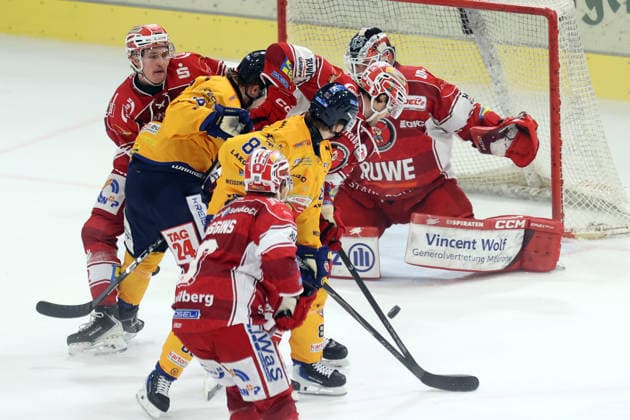 Sahnpark Crimmitschau, October 4, 2026; 2026–27 Season; Ice Hockey; 2nd Bundesliga; Regular Season; Game 6; Saxony Ice Arena; Saxony Derby; Eispiraten vs. Lausitzer Füchse; Nik scores in a tight scramble in front of the Crimmitschau goalita Knaus scores the tying goal at 86:00; Kevin Reich, the EPC goalie, had no chance; Crimmitschau, Saxony, Germany