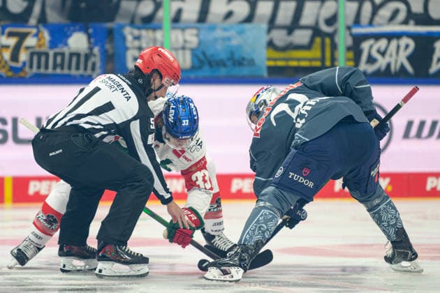 Ice Hockey, DEL, 20261004, EHC Red Bull Munich vs. Augsburg Panthers. Pictured, from left: Linesman Marcus Höfer, 55; Tim Wohlgemuth of Augsburg, 33; and Dominik Kahun of Munich, 21. Munich SAP Garden, Bavaria, Germany Copyright: Passion2Press MarkusxFischerx